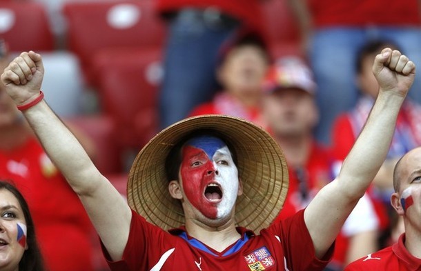 Một chàng CĐV Cộng hòa Czech đội chiếc nón đặc trưng của dân tộc Việt Nam khi đến cổ vũ cho đội tuyển CH Czech trong trận tứ kết EURO 2012 với Bồ Đào Nha.